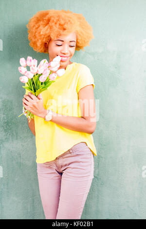 Portrait coloré d'une femme africaine avec des fleurs Banque D'Images