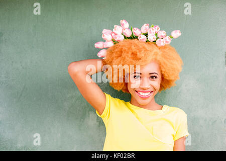 Portrait coloré d'une femme africaine avec des fleurs Banque D'Images
