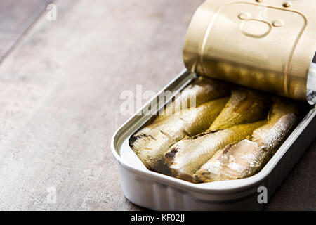 Les sardines peuvent préserver sur table en bois.copyspace Banque D'Images