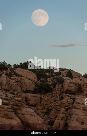 Pleine lune sur fournaise ardente un labyrinthe comme passage, Arches national park, Utah, USA Banque D'Images