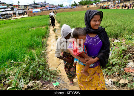 Réfugiés rohingyas à pied à l'palongkhali camp de fortune à Cox's bazar, au Bangladesh, sur Octobre 06, 2017. D'après les Nations unies commi Banque D'Images