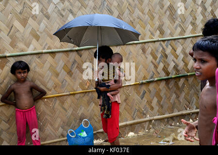 Réfugiés rohingyas à pied à l'palongkhali camp de fortune à Cox's bazar, au Bangladesh, sur Octobre 06, 2017. D'après les Nations unies commi Banque D'Images