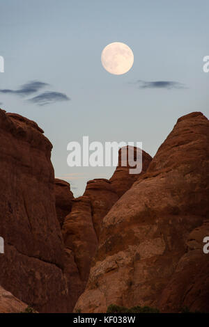 Pleine lune sur fournaise ardente un labyrinthe comme passage, Arches national park, Utah, USA Banque D'Images