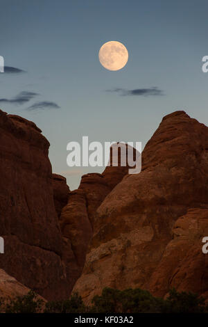 Pleine lune sur fournaise ardente un labyrinthe comme passage, Arches national park, Utah, USA Banque D'Images