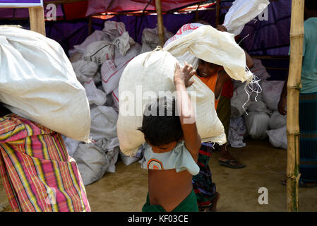 Enfants rohingyas porte relief sur leur palongkhali à souder au camp de fortune à Cox's bazar, Bangladesh, le 06 octobre 2017. qui a été blessé par Banque D'Images