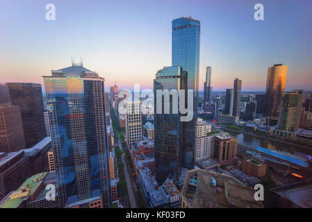 Vue aérienne de melbourne city skyline peh pendant le coucher du soleil Banque D'Images