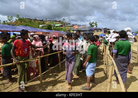 Réfugiés rohingyas attendre les secours à l'palongkhali camp de fortune à Cox's bazar, Bangladesh, le 06 octobre 2017. qui a été blessé par des coups de feu Banque D'Images