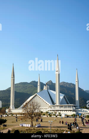 La mosquée Faisal à Islamabad au Pakistan a la forme d'une tente bédouine, entourée de quatre grands minarets. Banque D'Images