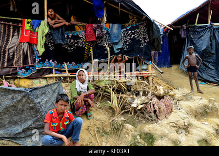 Un membre de la famille de réfugiés rohingya est assis dans leur chambre à l'palongkhali camp de fortune à Cox's bazar, Bangladesh, le 06 octobre, 2017. Banque D'Images