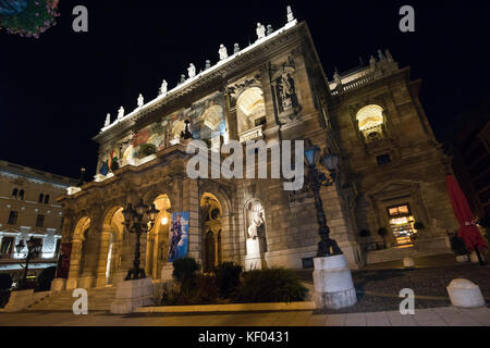 Vue horizontale de l'Opéra d'Etat de Hongrie à Budapest de nuit. Banque D'Images