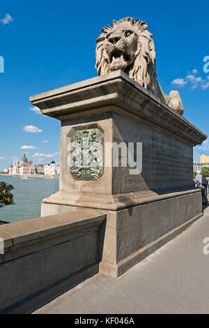 Vue verticale de l'un des lions gardant le Pont des chaînes de Budapest. Banque D'Images