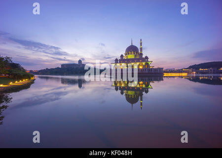 Beau lever de soleil à Putrajaya mosquée avec réflexion Banque D'Images