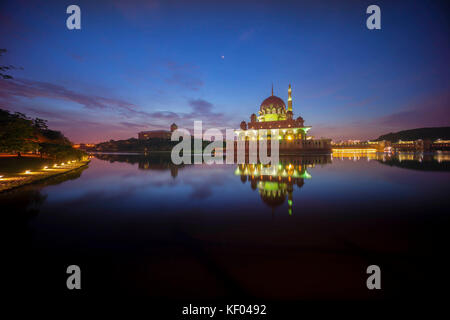 Beau lever de soleil à Putrajaya mosquée avec réflexion Banque D'Images