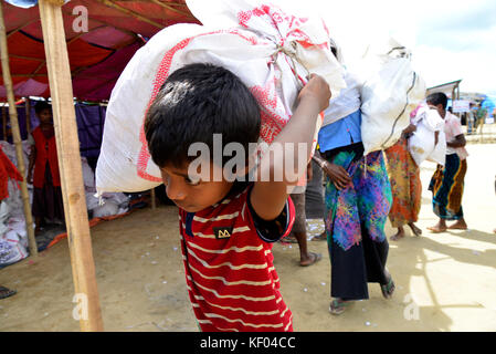 Un enfant porte rohingya relief sur son palongkhali à souder au camp de fortune à Cox's bazar, Bangladesh, le 06 octobre 2017. qui a été blessé par Banque D'Images