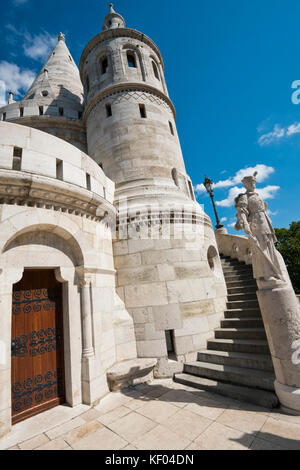 Vue verticale de l'une des tourelles de le Bastion des Pêcheurs à Budapest. Banque D'Images