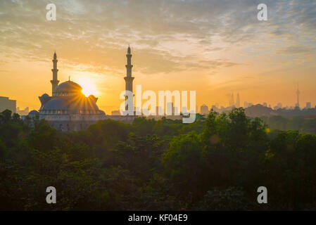 Majestic lever du soleil à Kuala Lumpur du territoire fédéral mosquée (masjid wilayah persekutuan) Banque D'Images