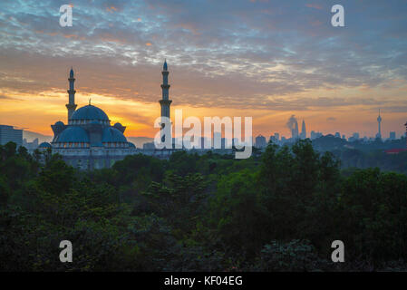 Majestic lever du soleil à Kuala Lumpur du territoire fédéral mosquée (masjid wilayah persekutuan) Banque D'Images