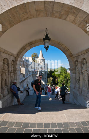 Vue verticale de le Bastion des Pêcheurs à Budapest. Banque D'Images