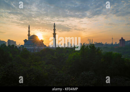 Majestic lever du soleil à Kuala Lumpur du territoire fédéral mosquée (masjid wilayah persekutuan) Banque D'Images