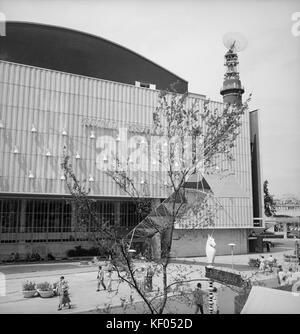 Festival de Grande-Bretagne, Rive Sud, Lambeth, Londres. Le Royal Festival Hall vue à partir de la plate-forme du Lion et licorne Pavilion au South Bank Banque D'Images