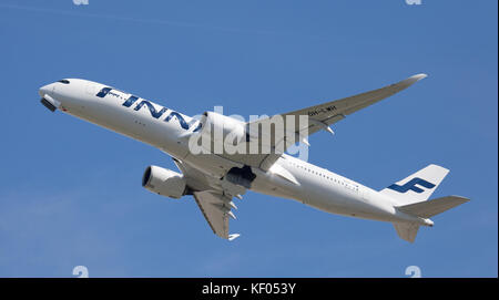 Airbus A350 XWB Finnair OH-LWH décollant de l'aéroport de Londres Heathrow LHR Banque D'Images