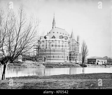 Shakespeare Memorial Theatre, Stratford-upon-Avon, Warwickshire. L'extérieur du théâtre, construit en 1874-79 en brique rouge et en pierre avec un surplomb Banque D'Images