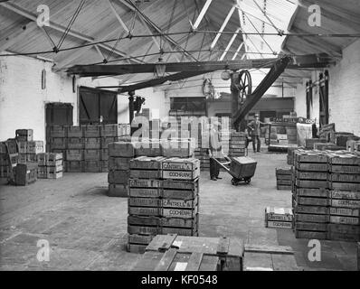 Hangar de marchandises, West Lancashire, Fishergate Hill, Preston. L'intérieur de l'Cantrell et Cochrane depot avec un employé dans une caisse déménagement Banque D'Images