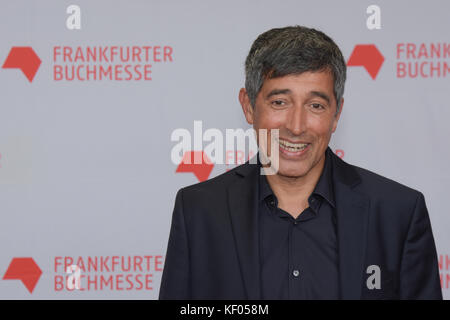 Francfort, Allemagne. 10 octobre 2017. Ranga Yogeshwar (* 1959), journaliste et présentatrice de télévision allemande, arrive sur le tapis rouge pour le Bookfai de Francfort Banque D'Images