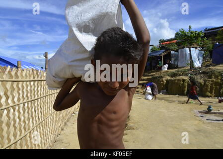 Un enfant porte rohingya relief sur son palongkhali à souder au camp de fortune à Cox's bazar, Bangladesh, le 06 octobre 2017. qui a été blessé par Banque D'Images