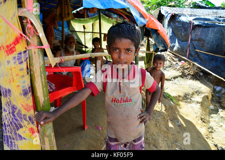 Un membre de la famille de réfugiés rohingya est assis dans leur chambre à l'palongkhali camp de fortune à Cox's bazar, Bangladesh, le 06 octobre, 2017. Banque D'Images