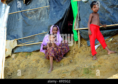 Un membre de la famille de réfugiés rohingya est assis dans leur chambre à l'palongkhali camp de fortune à Cox's bazar, Bangladesh, le 06 octobre, 2017. Banque D'Images