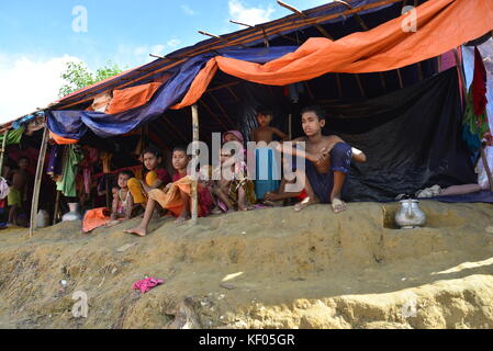 Un membre de la famille de réfugiés rohingya est assis dans leur chambre à l'palongkhali camp de fortune à Cox's bazar, Bangladesh, le 06 octobre, 2017. Banque D'Images