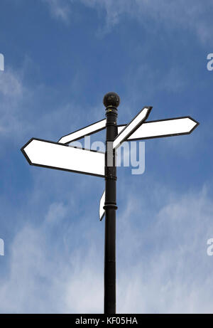 Panneau routier en blanc sur fond de ciel bleu avec copie espace Banque D'Images