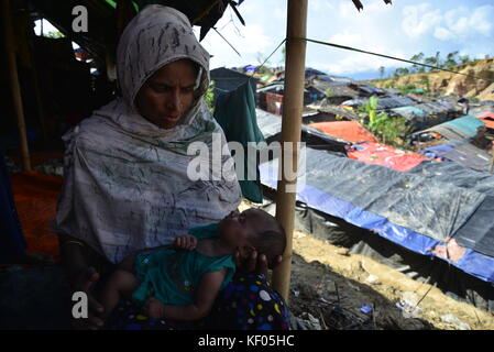 Un membre de la famille de réfugiés rohingya est assis dans leur chambre à l'palongkhali camp de fortune à Cox's bazar, Bangladesh, le 06 octobre, 2017. Banque D'Images