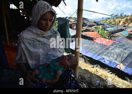 Un membre de la famille de réfugiés rohingya est assis dans leur chambre à l'palongkhali camp de fortune à Cox's bazar, Bangladesh, le 06 octobre, 2017. Banque D'Images