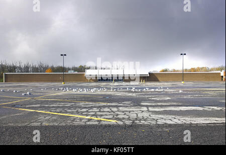 Liverpool, New York, USA. octobre 24, 2017. bâtiment vide et stationnement de kmart , une fois qu'un succès de vente au détail , sur la route 57, route d'Oswego dans Liverpool, Banque D'Images