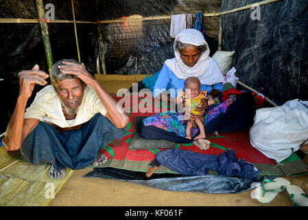 Un membre de la famille de réfugiés rohingya est assis dans leur chambre à l'palongkhali camp de fortune à Cox's bazar, Bangladesh, le 06 octobre, 2017. Banque D'Images