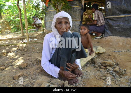 Un membre de la famille de réfugiés rohingya est assis dans leur chambre à l'palongkhali camp de fortune à Cox's bazar, Bangladesh, le 06 octobre, 2017. Banque D'Images