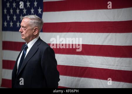Le secrétaire américain à la Défense James Mattis se prépare à parler aux soldats américains le 28 septembre 2017 à Kandahar, en Afghanistan. Banque D'Images