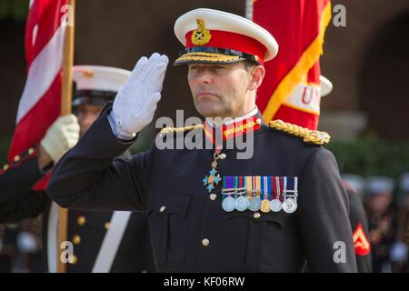 British Royal Marine Corps Commandant général Robert Magowan salue durant une cérémonie rend hommage au Marine Barracks à Washington le 10 octobre 2017 à Washington, DC. Banque D'Images