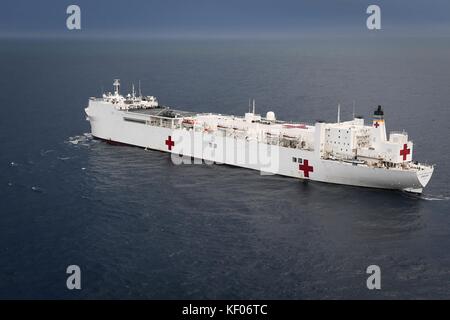 Le navire-hôpital USNS Comfort de la classe Mercy de la marine américaine se dirige sur le chemin pour fournir une aide en cas de catastrophe à la suite de l'ouragan Maria le 5 octobre 2017 à Porto Rico. Banque D'Images