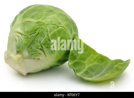 Choux de bruxelles rosenkohl ou plus isolé sur fond blanc Banque D'Images