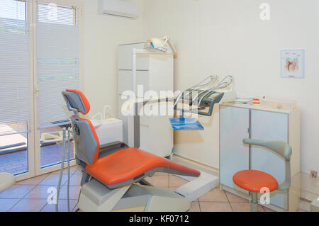 Pratique dentaire moderne. Fauteuil dentaire et d'autres accessoires utilisés par les dentistes Banque D'Images