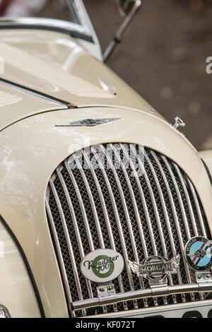 Une crème Morgan Sports Car photographié à l'automne, dans la région de Cragg Bois, Rawdon, Yorkshire Banque D'Images