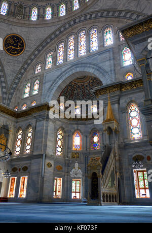 Intérieur de la mosquée Nuruosmaniye, une ancienne mosquée ottomane, dans le quartier de Çemberlitaş le district de Fatih à Istanbul, Turquie. Banque D'Images