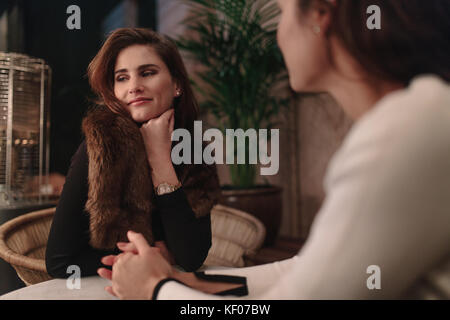 Deux femmes amis dans un café. Jeune femme assise avec une amie dans un café. Banque D'Images