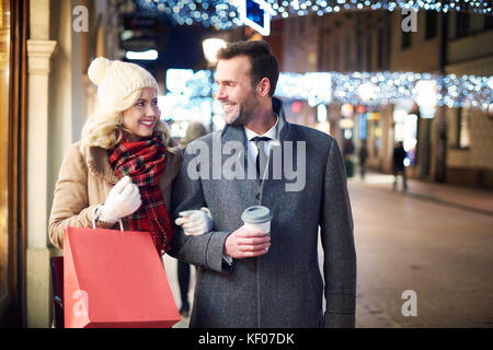 Esprit de Noël shopping est en ville Banque D'Images