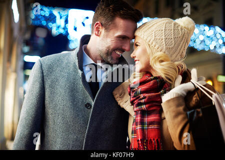 Couple amoureux de nuit dans la ville Banque D'Images