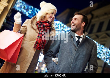 Photographie de cheerful couple with shopping bags Banque D'Images