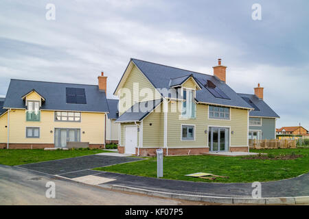 Développement de nouveaux logements sur le bord d'un village de Northumbrie, England, UK Banque D'Images